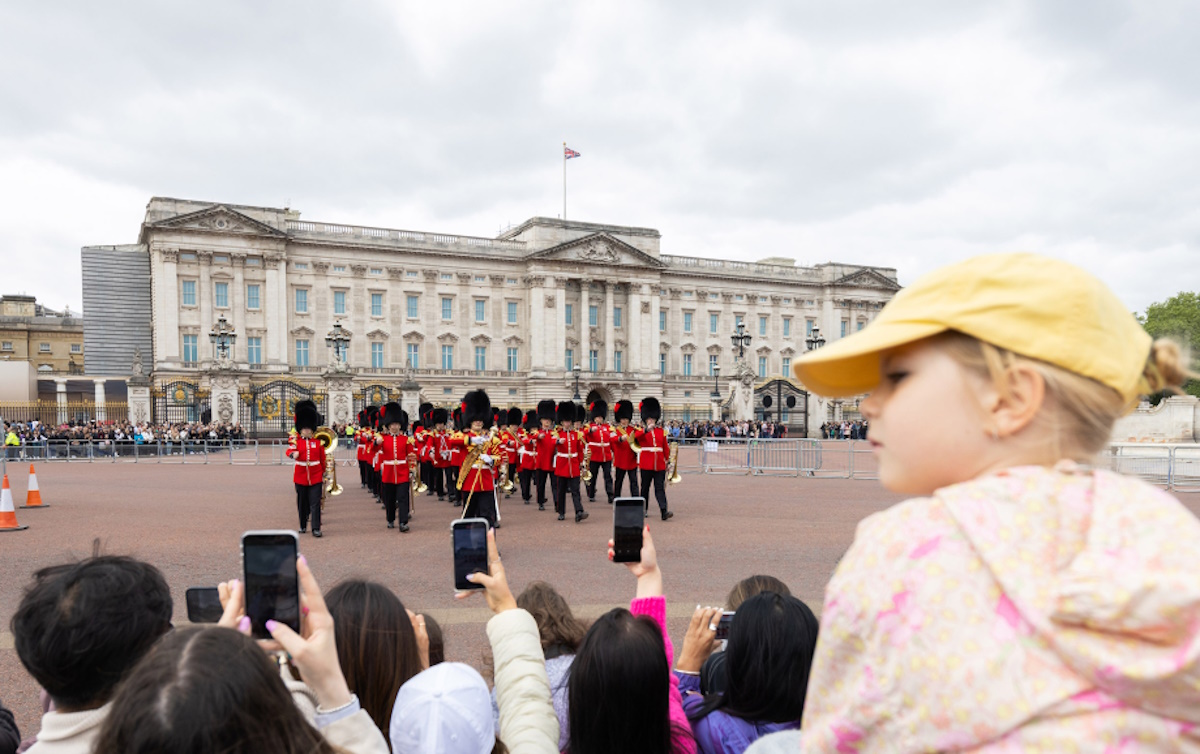 Buckingham Palace facade with guards